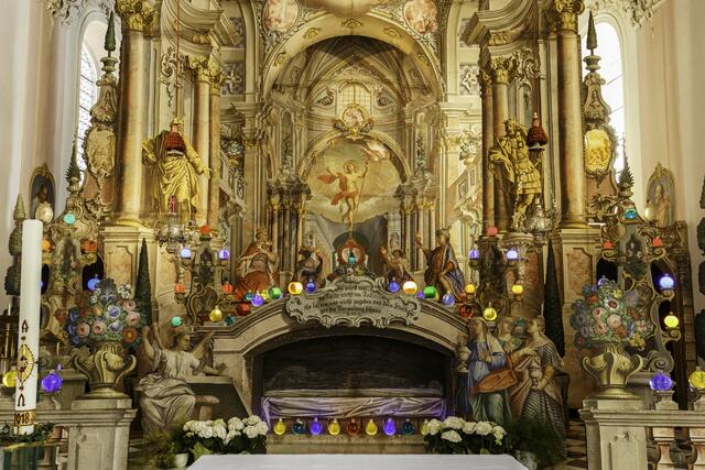 Ein besonderes Highlight für 2022 ist das Grab in der Pfarrkirche in Telfes im Stubai das der Schönberger Kurat Johann Nepomuk Pfaundler von 1763 bis 1765 geschaffen hat. Aufgrund des großen Aufwandes wird es nur alle vier Jahre gezeigt. | Foto: Bernhard Dießner