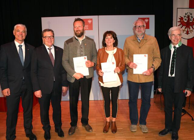 Die Geehrten aus Schönberg mit LH Günther Platter, BH Michael Kirchmair und Bgm. Hermann Steixner | Foto: Land Tirol/Frischaufbild