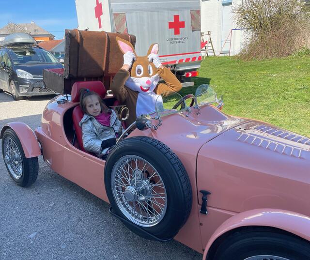 Der Osterhase mit einer jungen Copilotin.