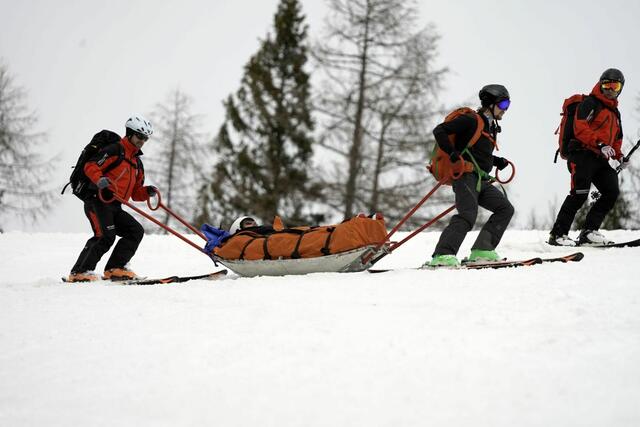 Bergretter beim Abtransport eines Verletzten.  | Foto: ©ÖBRD