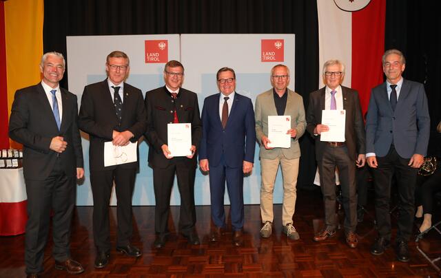 Die Geehrten aus Patsch mit LH Günther Platter, BH Michael Kirchmair und Bgm. Andreas Danler | Foto: Land Tirol/Frischaufbild