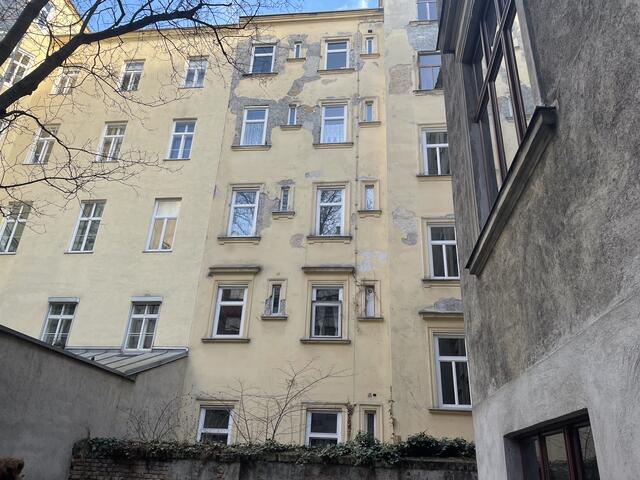 Die Fassade des Hinterhofs bröckelt ab. Um Unfälle vorzubeugen hat die Baupolizei ein Holzgerüst errichtet und der Hausverwaltung bis Juli zur Sanierung der Fassade gegeben.  | Foto: Salme Taha Ali Mohamed