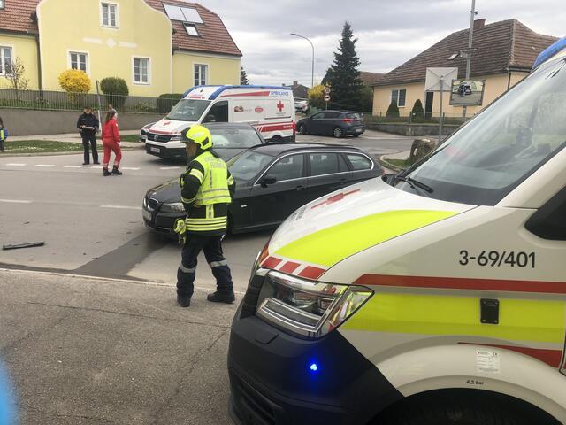 Der Unfallort auf der St. Pöltner Straße mit den Blaulichtorganisationen | Foto: RKNÖ/RK Atzenbrugg