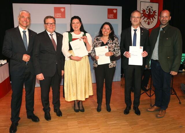 Die Geehrten aus Mieders mit LH Günther Platter, BH Michael Kirchmair und Bgm. Daniel Stern | Foto: Land Tirol/Frischaufbild