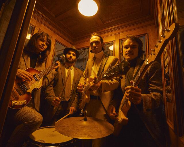 Die Band Loeweloewe, bestehend aus Wanda-Keyboarder und Multiinstrumentalist Christian Hummer (3.v.l.), rockt ihre zweite Single. | Foto: Isabella Hewlett