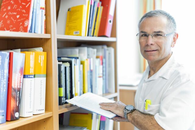 Adrian Kamper: Leiter der Abteilung für Kinder- und Jugendpsychiatrie und Psychotherapeutische Medizin sowie des Departments für Psychosomatik für Säuglinge, Kinder und Jugendliche, Klinikum Wels-Grieskirchen. | Foto: Klinikum Wels-Grieskirchen/Nik Fleischmann