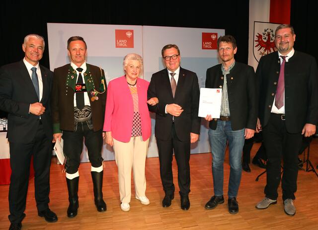 Die Geehrten aus Fulpmes mit LH Günther Platter, BH Michael Kirchmair und Vizebgm. Roman Krösbacher | Foto: Land Tirol/Frischaufbild