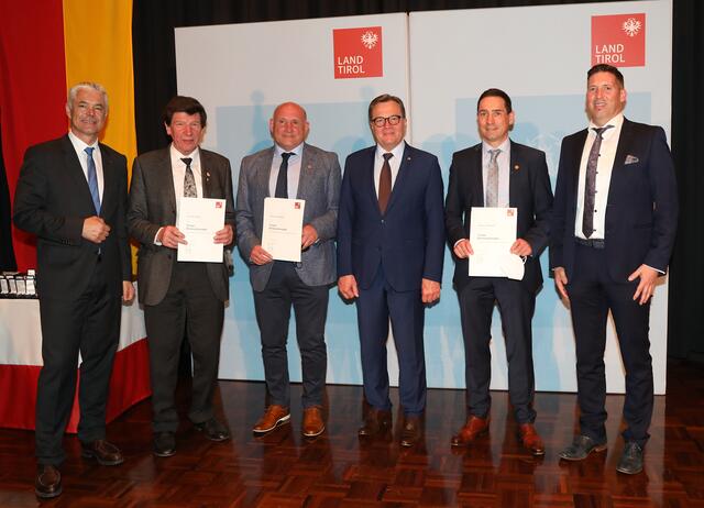 Die Geehrten aus Trins mit LH Günther Platter, BH Michael Kirchmair und Bgm. Mario Nocker | Foto: Land Tirol/Frischaufbild