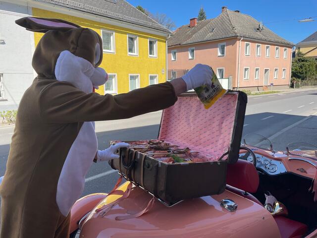 Letzter Check vor der Ausfahrt: Die Osterhasen-Truhe ist gut gefüllt. | Foto: BezirksRundSchau Perg