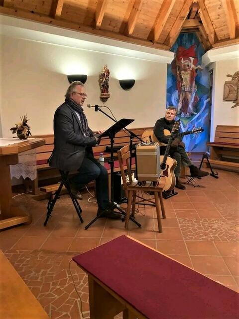 Bernhard Valta (li) und Stephan Götz bei ihrem Auftritt in der Kapelle von Wagersbach | Foto: Victoria Valta