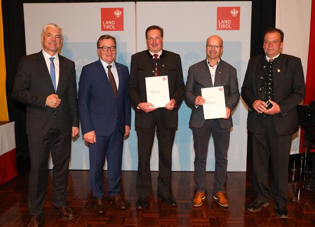 Die Geehrten aus Schmirn mit LH Günther Platter, BH Michael Kirchmair und Bgm. Vinzenz Eller | Foto: Land Tirol/Frischaufbild