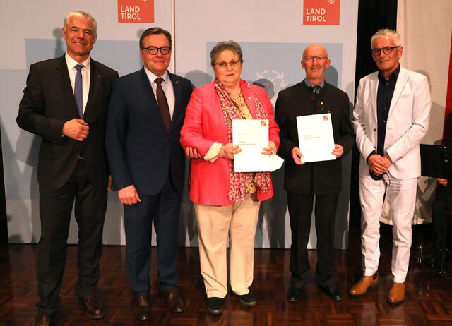 Die Geehrten aus Vals mit LH Günther Platter, BH Michael Kirchmair und Bgm. Klaus Ungerank | Foto: Land Tirol/Frischaufbild