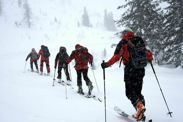 Sucheinsatz der Bergrettung. 18 Menschen sind in Österreich durch Lawinen im Zeitraum 01.11.2021 bis 03.04.2022 ums Leben gekommen. | Foto: ©ÖBRD