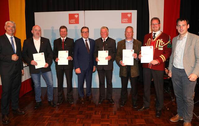 Die Geehrten aus Navis mit LH Günther Platter, BH Michael Kirchmair und Bgm. Lukas Peer | Foto: Land Tirol/Frischaufbild