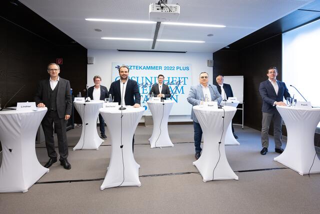 Die Ärzte Herwig Lindner, Martin Millauer, Michael Sacherer, Moussa, Dietmar Bayer, Peter Schmidt und Gerhard Posch beim Pressegespräch der Steirischen Ärztekammer. | Foto: Schiffer/Ärztekammer Steiermark