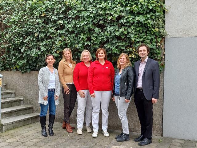 Karin Thallauer (Bereichsleitung Familie und Pflege), Andrea Harm (Pflegedienstleitung), 
Bettina Salzger (Leitung SST Allpenvorland), Martina Schindler (Leitung SST Pöchlarn), 
Andrea Reiter (Regionale Pflegeleitung Mostviertel Ost), Manfred Mandl (Regionalleitung Mostviertel Ost) | Foto: Caritas