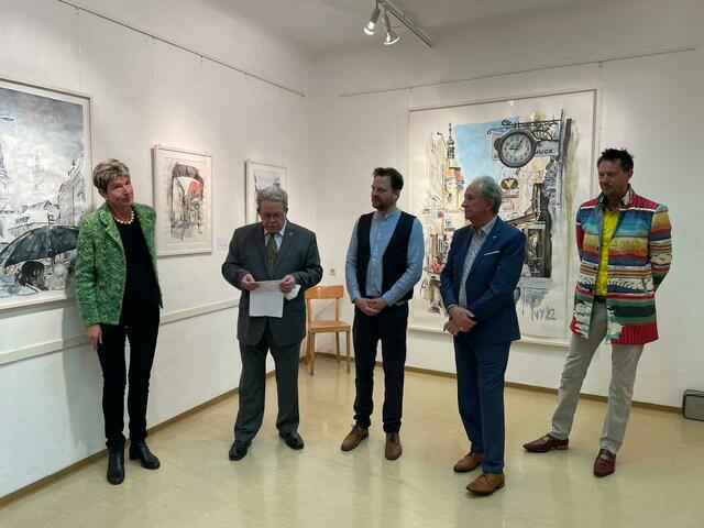 NR Martina Diesner-Wais, Hausherr Wolfgang Mahrer, Künstler Nikolaus Yvon, Stadtrat Günter Herz, Travestie-Künstler Sascha Rier.