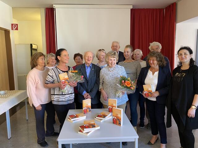 Ortsvorsteherin Traude Balaska freut sich über ihre organisierte Lesung mit Autorin Marion Egerth und den Senioren.