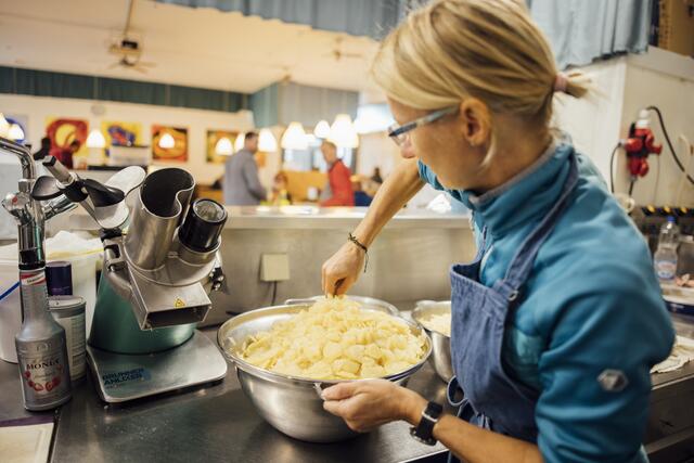 In der Küche bereiten die Mitarbeiterinnen und Mitarbeiter das Essen für die Gäste vor. | Foto: OÖ Tafel