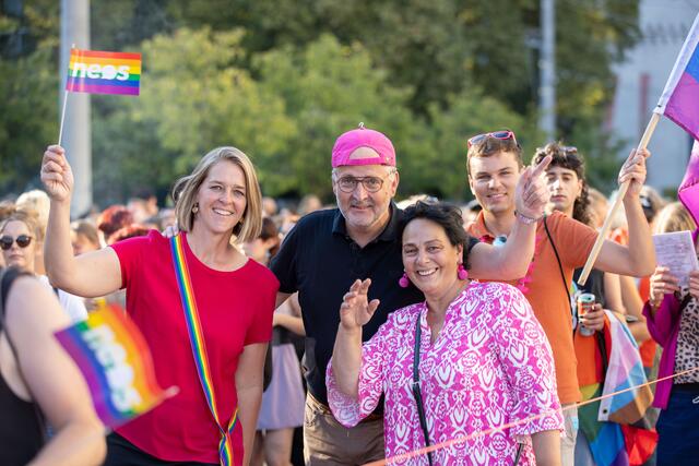 Landesrätin Andrea Klambauer, Sebastian Huber und Liesl Weitgasser auf der Pride-Parade. Gleichbehandlung ist den NEOS ein großes Anliegen.  | Foto: Susi Berger