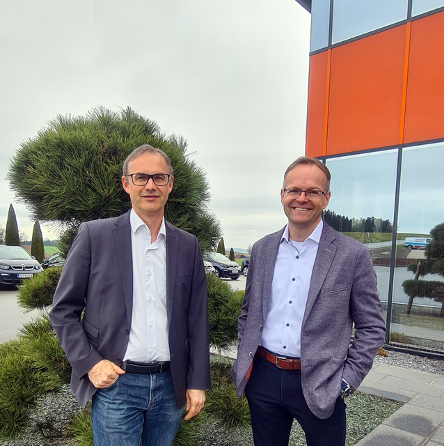 Die beiden Geschäftsführer Markus Schroll und Christian Hochegger gründeten vor 16 Jahren die Firma H&amp;S Kabeltechnik. Im letzten Jahr lieferte das Unternehmen mit Hauptsitz in Enzenkirchen 4,4 Millionen Kabelsätze. | Foto: H&amp;S Kabeltechnik