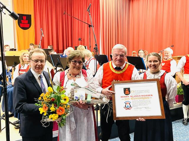 Ehrenmitgliedschaft für Blasius Wimmer (mit Bgm. G. Hochfilzer, seiner Frau und Obfrau S. Foidl. | Foto: Kogler