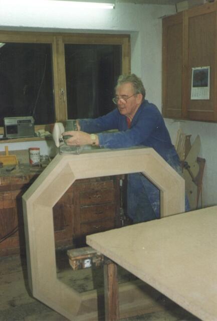 Tischler Josef Schweinester bei der Arbeit in seiner Werkstatt. | Foto: privat