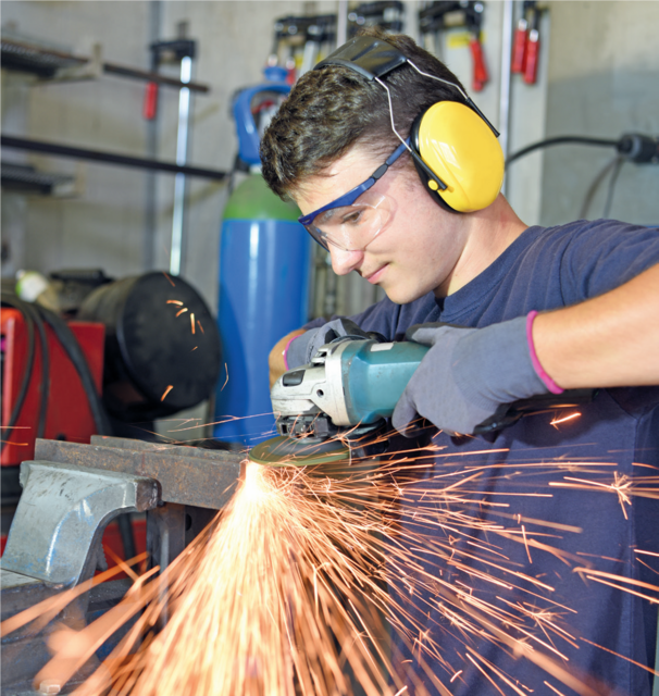 Ein Lehrling der Metalltechnik, mit dem Hauptmodul Maschinenbautechnik, bei der Arbeit. | Foto: AGRANA