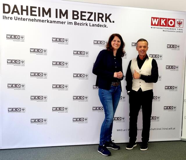 Die Wirtschaftskammer greift brennendes Thema auf: WK-Bezirksstellenleiter Otmar Ladner begrüßte Susanne Thurner-Pesjak in Landeck. | Foto: Ladner