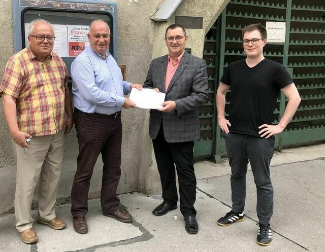 Übergabe der Petition "Coole Straßen für den 20. Bezirk" (v.l.): Winfried Garscha (KPÖ), Raoul Narodoslavsky (KPÖ), Bezirksvorsteher Hannes Derfler (SPÖ) und Bernd Evers (KPÖ) | Foto: KPÖ Brigittenau