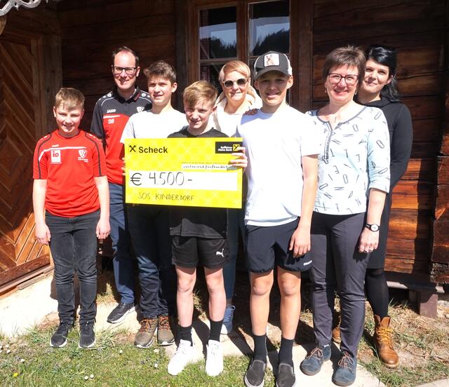 M. Schalk (2. v. re.) nahm den Scheck von M. Sandbichler, Obm. B. Sturm, D. Rauter, M. Wojutycki, B. Wojutycki-Jenewein, L. Prem u. St. Rauter entgegen. | Foto: Sturm