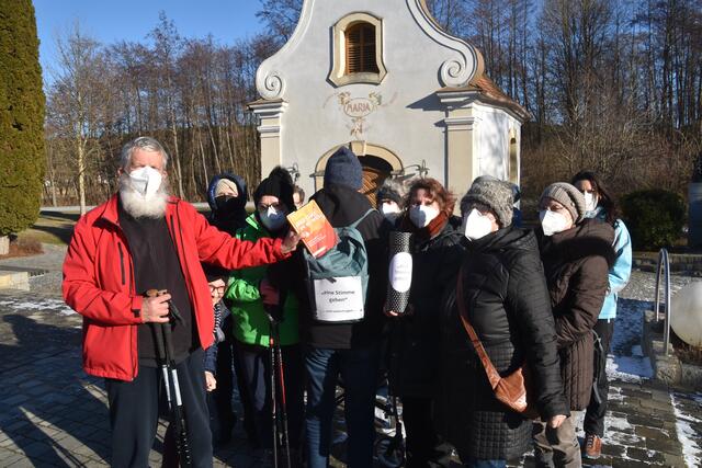 Das Buch mit kirchlichen Frauen-Berufungsgeschichten ging auf seine nächste Fuß-Etappe von Ollersdorf (Bild) nach Oberdorf. | Foto: Martin Wurglits