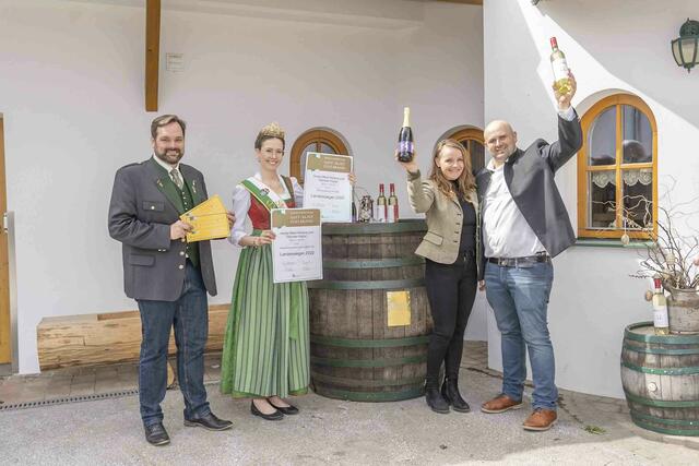 Die Doppellandessieger Daniela und Markus Holzer mit Mostkönigin Hanna Mausser und Verkostungschef Georg Thünauer. | Foto: Foto Fischer
