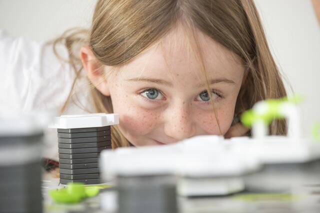 Junge Tüftler:innen werden bei der "Active Coding Week" in Niklasdorf gefordert. | Foto: Fischer