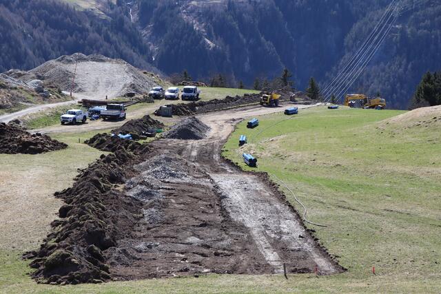 Neue Trinkwasserleitung wird auf das Sonnenplateau verlegt.  | Foto: Othmar Kolp