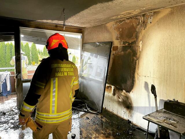 Im Erdgeschoss eines Mehrparteienhauses kam es – aus noch ungeklärter Ursache zu einem Brand. Dieser konnte von den Einsatzkräften rasch unter Kontrolle gebracht werden. | Foto: FF Hall in Tirol