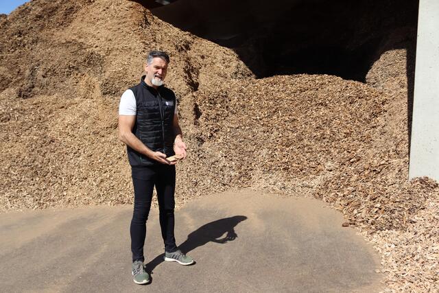 Robert Nagl zeigt das Grundprodukt für die Grillchips. | Foto: RegionalMedien