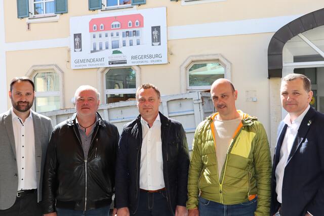 Der Gemeindevorstand vorm künftigen Gemeindeamt: Vorstandsmitglied Franz Raidl, Gemeindekassier Johann Hartinger, Bürgermeister Manfred Reisenhofer, 1. Vizebürgermeister Arnold Prisching-Neubauer,  2. Vizebürgermeister Gernot Lichtenegger (v.l.). | Foto: RegionalMedien