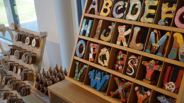 Die Buchstaben werden mit der neuen CNC- Maschine gefräst und von den kreativen Köpfen verziert. | Foto: Fabian Zagler