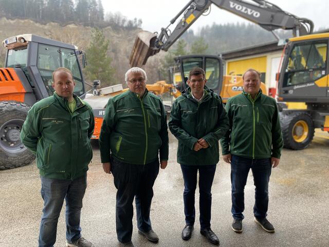 Landesrat Martin Gruber mit Bauleiter Werner Hofmeister und Mitarbeitern  | Foto: LR Gruber