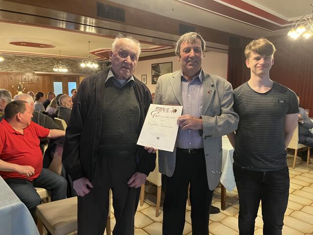 Obmann Alois Rauch mit Engelbert Haidinger (l.) und Imkerfacharbeiter Stefan Uller vom Steirischen Imkerzentrum. | Foto: Bienenzuchtverein Feldbach