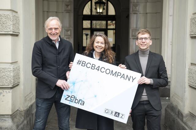 Freuen sich über den Start von #B2B4COMPANY: Wirtschaftsstadtrat Günther Riegler (ÖVP), Zebra-Geschäftsführerin Alexandra Köck und Integrationsstadtrat Robert Krotzer (KPÖ). | Foto: Verein Zebra