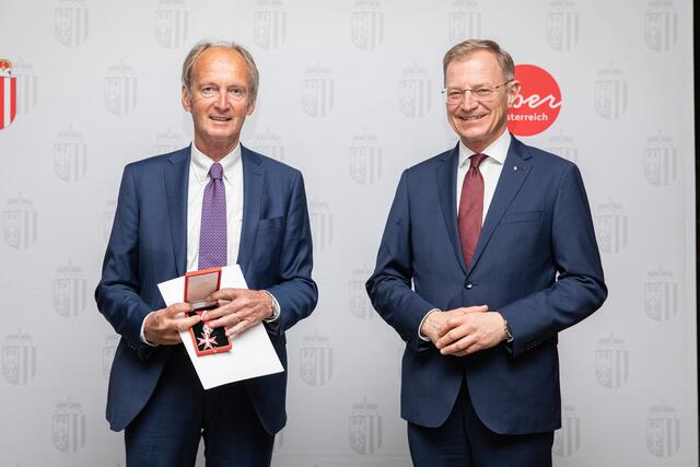 Herbert Brunsteiner erhielt von Landeshauptmann Thomas Stelzer das Silbernen Ehrenzeichen der Republik Österreich. | Foto: Land OÖ/Vanessa Ehrengruber