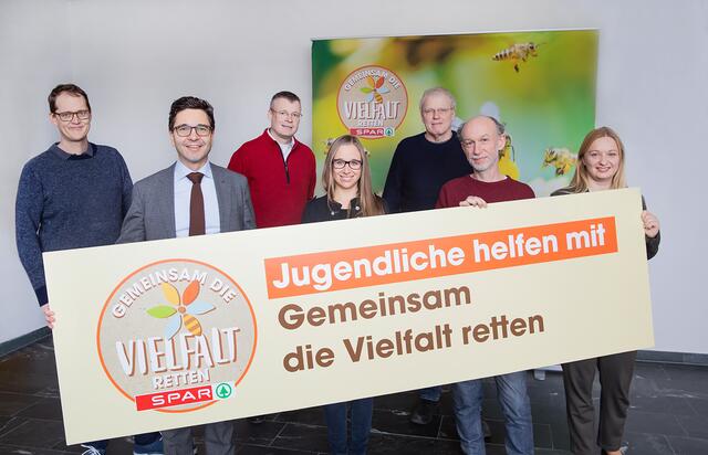 Die Jury setzt sich zusammen aus den Mitgliedern des SPAR-Bienenrats und der Jury-Vorsitzenden Kathrin Grobbauer,(v.l.n.r.) Spitzenforscher für Bienengesundheit an der Universität Graz Robert Brodschneider, SPAR-Vorstand Markus Kaser, Präsident des Österreichischen Erwerbsimkerbundes und Obmann von Biene Österreich Stefan Mandl, Vorsitzende der Jury und Biologin mit Schwerpunkt Bestäubungsökologie Kathrin Grobbauer, BSc., Geschäftsführer Greenpeace Zentral- und Osteuropa Mag. Alexander Egit, Geschäftsführer Verein ARCHE NOAH DI Bernd Kajtna sowie Geschäftsführerin Frutura Obst und Gemüse, Mag. (FH) Katrin Hohensinner-Häupl | Foto: SPAR/evatrifft