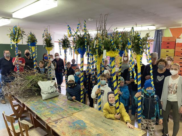 Als Gemeinschaftsprojekt ließ die Volksschule Pettneu mit dem Binden von Palmbuschen und Palmlatten eine alte Tradition erfolgreich wieder aufleben. | Foto: Christine Falch