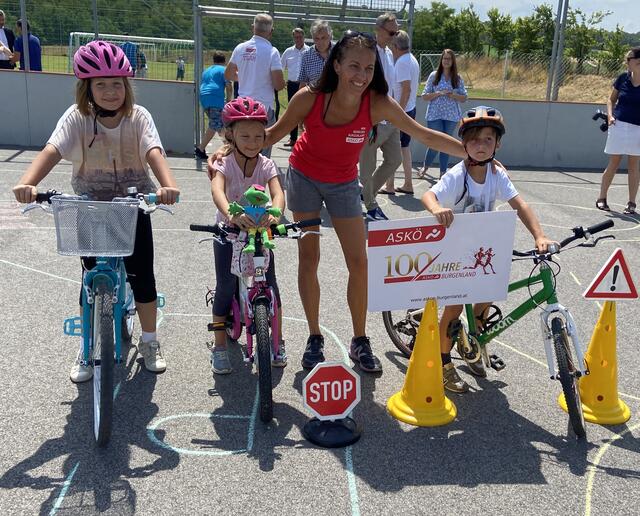 Bettina Straub mit Kindern bei einem Radfahrkurs. | Foto: ASKÖ Burgenland