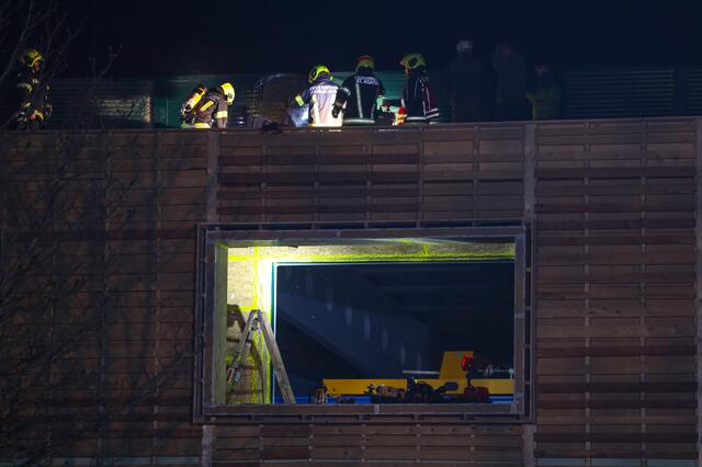 Drei Feuerwehren bekämpften den Brand auf einem Holzanbau eines Haibacher Gewerbebetriebs. | Foto: Matthias Lauber/laumat.at