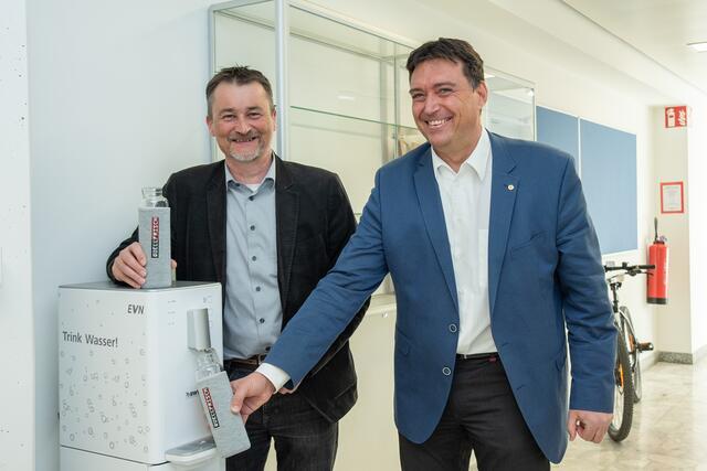 Michael Graf, Leiter Service Center Netz NÖ Wiener Neustadt und Martin Lang, Direktor der HTL Wiener Neustadt. | Foto: EVN/Seebacher