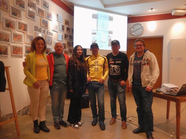 Betreuerin Karin Franz, Kurt Strobl, Filmemacherin Lea Kurz, Michael Kurz, Wolfgang Dabernig und Filmemacher Günther Schreibmajer (von links) | Foto: Radlwolf