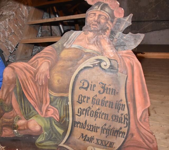 Alte Ostergrab-Teile am Dachboden der Pfarrkirche. | Foto: Johanna Schweinester